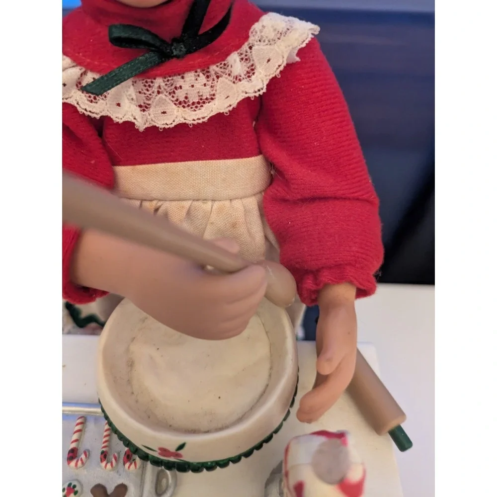 Christmas Mrs. Santa Claus Baking Cookies Holiday Creations. Musical Lighted Box